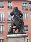 Памятник шевалье Пьеру Террайлю, прозванному "рыцарь без страха и упрёка", на фото