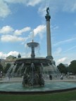 Дворцовая площадь с фонтаном: фото Штутгарта