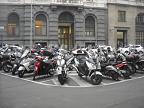 Шоппинг в Милане: фотография итальянские скутеры около бутиков Милана