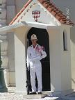 Монегаск-гвардеец охраняет княжеский дворец: фото из поездки на Лазурный берег