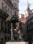Достопримечательности Мадрида: на фотографии памятник медведь с земляникой