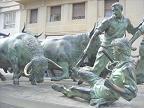 Достопримечательности Памплоны: на фото памятник бегу с быками